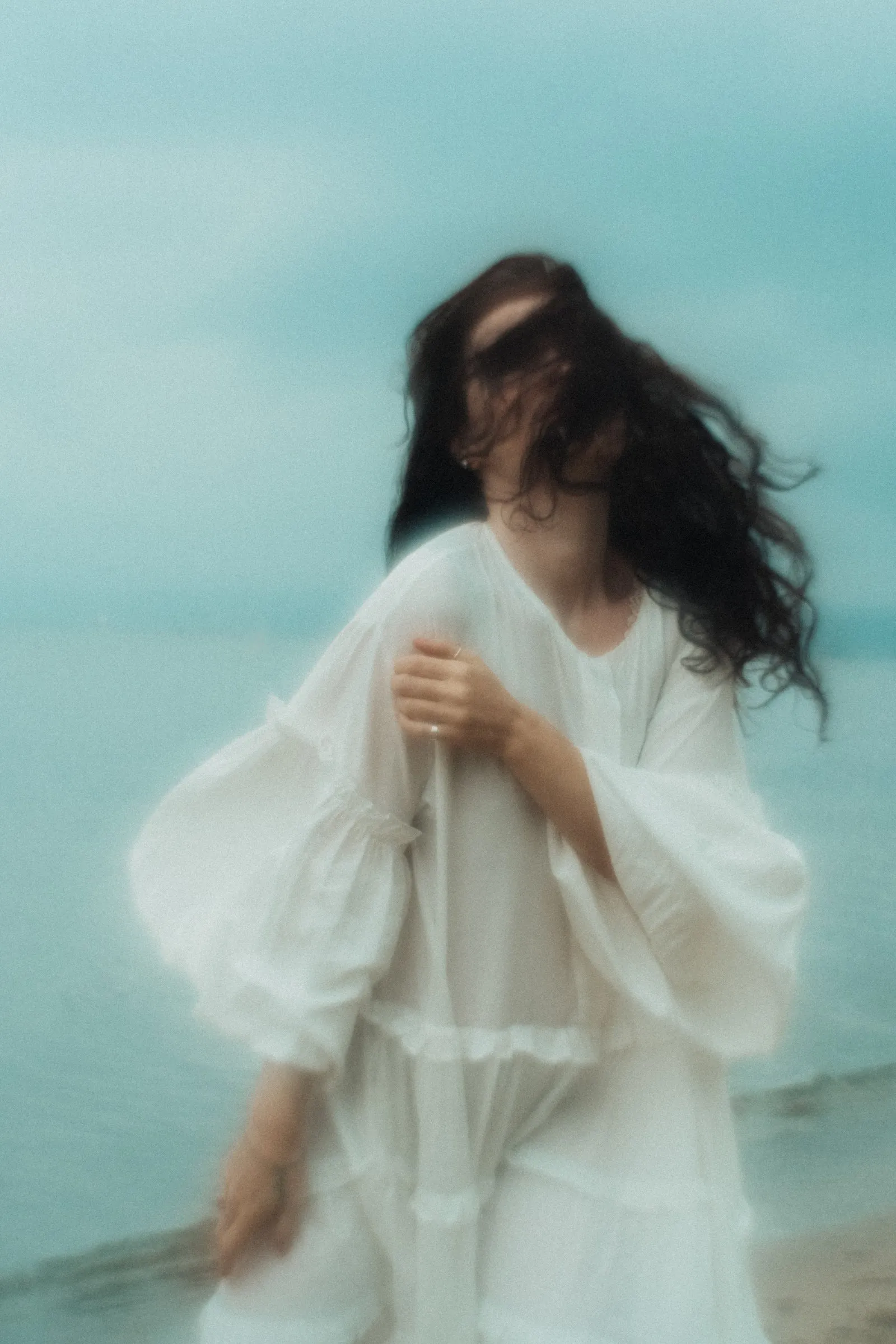 Алия — белое платье, лес и берег
