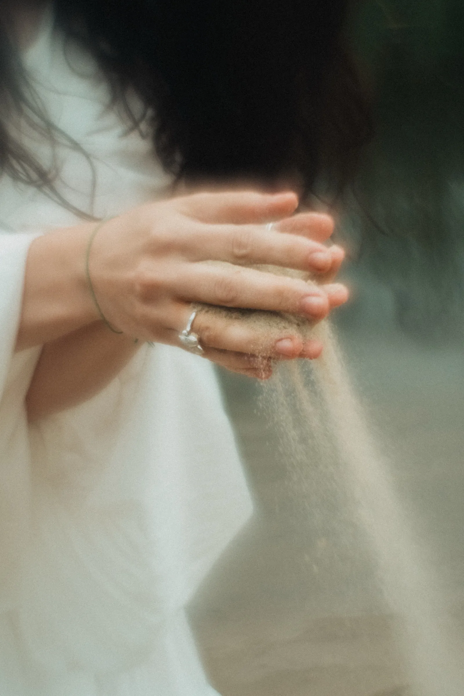 Алия, белое платье, лес и берег — кадр 11